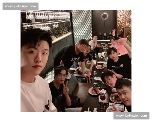 河南足球教父画像遭泼红漆 成都球迷极端行为引发公愤